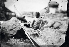 Kayak muni de son trépied de ligne de harpon et de son flotteur, 1854